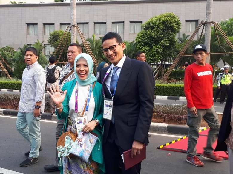 Bareng Mpok Nur, Sandiaga Tonton Pembukaan Asian Games Bareng Mpok Nur, Sandiaga Tonton Pembukaan Asian Games