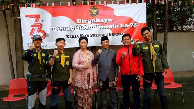 Mahasiswa Universitas Muhammadiyah Palembang pendaki Gunung Elbrus bersama Duta Besar RI untuk Moskow M Wahid Supriyadi dan Ibu  Murgiyati Supriyadi saat perayaan HUT RI ke-73 di KBRI Moskow.