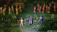Panggung ini menjadi latar saat 6.000 atlet dan ofisial dari seluruh kontingen berparade di bawah bendera kebanggaan negaranya.