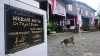 Di salah satu perbatasan ini juga terdapat patok perbatasan yang membelah Indonesia-Malaysia.