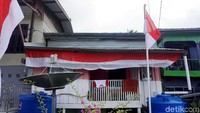 Ada beberapa rumah yang berdiri tetap di garis perbatasan Indonesia Malaysia. Salah satunya adalah milik Pak Pangara asal Bone Sulawesi Selatan yang sudah menetap disana selama kurang lebih 20 tahun. Kecintaan Pak Pangara terhadap Indonesia ia lukiskan dari rumahnya yang berwarna merah putih.