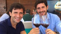 Cheers! Luis bersulang red wine bersama pesepak bola Spanyol, Victor Sanchez. Foto: Instagram @luismillacoach