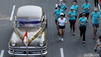Mobil mantan-mantan RI 1 seperti mobil Chrysler Windsor buatan 1947 tipe limosin turun ke jalan mengiringi pawai obor Asian Games 2018. Dahulu, Jenderal Sudirman hingga Presiden RI Soekarno pernah mengendarai mobil-mobil tersebut.