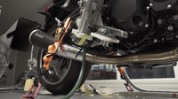 Akrapovic telah menciptakan Dyno baru yang dilengkapi sejumlah kamera dan sensor untuk memonitor performa knalpot, tenaga yang dihasilkan, suhu dan tekanan serta mengolah kembali tenaga yang telah dihasilkan oleh sepeda motor melalui sistem pemanas dan ventilasi. Foto: Dok. Akrapovic