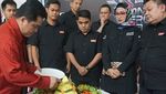 Ini Pose Erick Thohir Jajan di Senayan Jelang Asian Games dan Cicip Durian