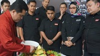 Pengusaha berusia 48 tahun ini, memilih tumpeng dengan lauk komplet sebagai menu di acara salah satu perusahaannya. Foto: Instagram: @erickthohir