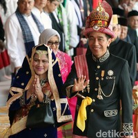 Empunya acara pun tentunya juga berbaju tradisional. Presiden Joko Widodo memilih baju adat khas Aceh. Sementara Ibu Negara Iriana menjelma sebagai pengantin Koto Gadang, Minang. (Foto: Rengga Sencaya/detikfoto)