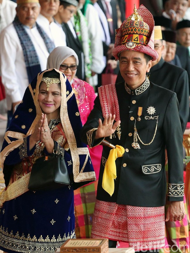 Empunya acara pun tentunya juga berbaju tradisional. Presiden Joko Widodo memilih baju adat khas Aceh. Sementara Ibu Negara Iriana menjelma sebagai pengantin Koto Gadang, Minang. (Foto: Rengga Sencaya/detikfoto)