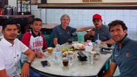 Wih, siapa sangka Luis sudah menginjakkan kaki di Aceh. Pria 52 tahun ini tak mau lewatkan mampir ke warung kopi terkenal di sana. Foto: Instagram @luismillacoach
