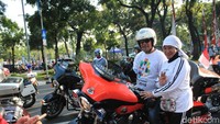 Warga terlihat antusias melihat rombongan moge. Foto: Ridwan Arifin