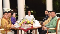  Pemilik nama lengkap Pramono Anung Wibowi ini menduduki kursi Sekretaris Kabinet Indonesia sejak 2015 lalu. Sebagai orang yang selalu mendampingi Presiden, ia sering terlihat makan bersama, seperti momen ini. Foto: Twitter/Pamono Anung