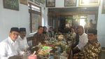 Asyiknya Pramono Anung Saat Makan Duren di Medan dan Garang Asem di Ponorogo