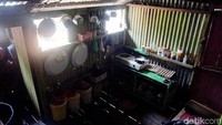 Rumah Pak Pangara terbagi menjadi dua, dengan ruang bagian depan menjadi bagian dari wilayah Indonesia, sedangkan halaman rumah belakang dan dapur serta WC nya masuk ke wilayah Malaysia.