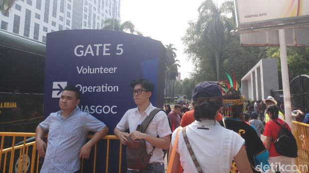 Jelang Gate Dibuka, Penonton Pembukaan Asian Games 2018 Mulai Antre