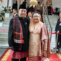 Menteri Koordinator bidang Perekonomian Darmin Nasution juga berbaju adat Batak, namun khas Mandailing. (Foto: Rengga Sencaya/detikfoto)