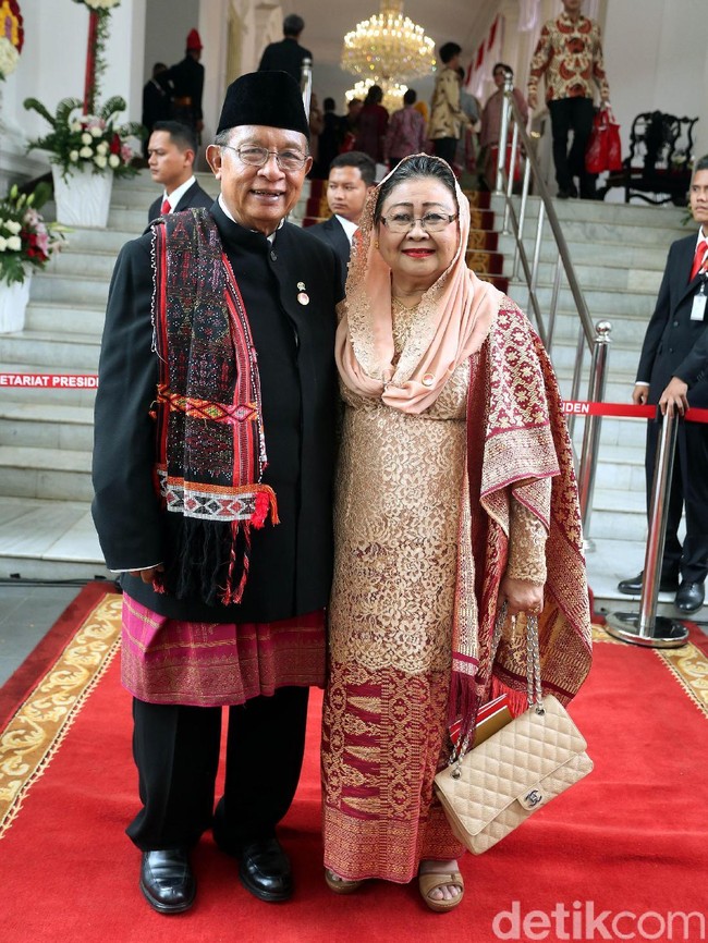 Menteri Koordinator bidang Perekonomian Darmin Nasution juga berbaju adat Batak, namun khas Mandailing. (Foto: Rengga Sencaya/detikfoto)