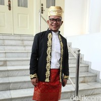 Juga dengan baju tradisional, ada Menteri Ketenagakerjaan Hanif Dhakiri. (Foto: Rengga Sencaya/detikfoto)