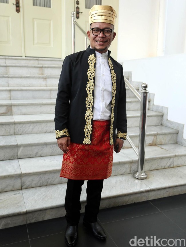 Juga dengan baju tradisional, ada Menteri Ketenagakerjaan Hanif Dhakiri. (Foto: Rengga Sencaya/detikfoto)