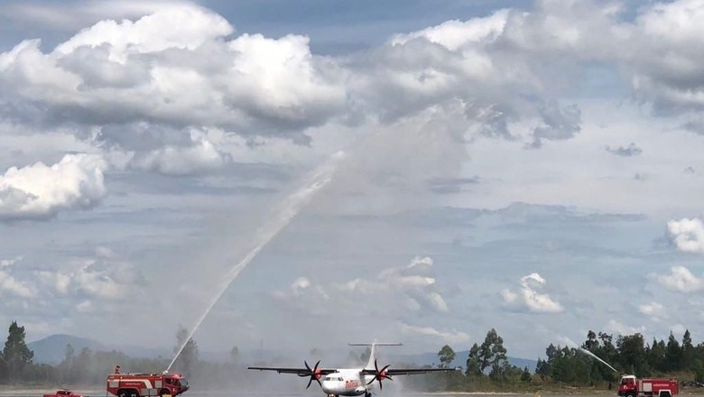Water salute untuk penerbangan internasional perdana di Silangit (Kemenpar) Water salute untuk penerbangan internasional perdana di Silangit (Kemenpar)