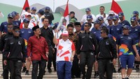 Di gedung Nusantara, obor Asian Games juga disambut sejumlah anggota dari komunitas Motor Besar Indonesia (MBI).