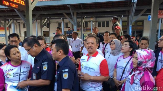 Pagi-pagi, Rini dan Direksi BUMN Cek Jalur KRL