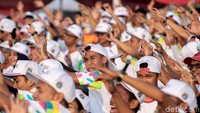 Warga tampak antusias menyaksikan penampilan JKT 48.
