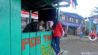 Disana juga terdapat pos jaga TNI AD Aji Kuning yang dijaga oleh personil TNI karena letaknya di desa Aji Kuning. Pos itu terlihat sederhana dan hanya terbuat dari kayu semi permanen. Setiap warga, baik Indonesia ataupun Malaysia yang melintas di pos itu wajib mendaftar dan mencatatkan dirinya di pos tersebut.