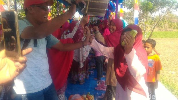 Tengok Meriahnya Pesta Rujak Uleg Seribu Cobek di Lamongan Ini