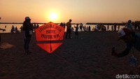 Menerbangkan layang-layang kala sunset (Ibnu Munsir/detikTravel)