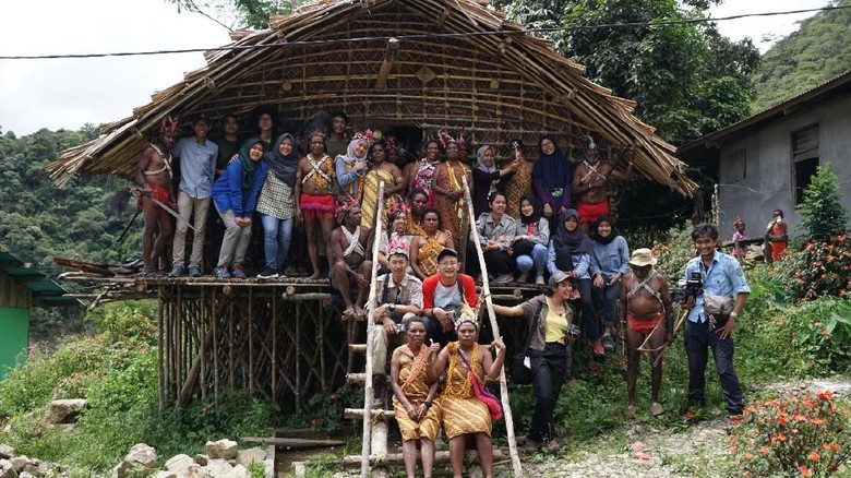 Foto: Warga setempat menyambut traveler yang datang ke Pegaf (Reksy Bahrein/dok Mapala UI) Foto: Warga setempat menyambut traveler yang datang ke Pegaf (Reksy Bahrein/dok Mapala UI)