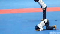Sujud syukur Defia usai berhasil meraih poin tertinggi di cabang olahraga taekwondo poomsae putri.