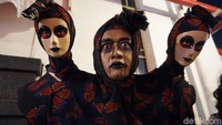 Namun, ketika suasana tengah sepi pengunjung apalagi hujan, para hantu ini kadang kadang sama sekali tidak mendapat uang.