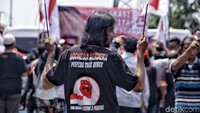 Salah seorang warga Pospera Tuna Rungu menunjukkan baju bertuliskan dukungan untuk Jokowi.