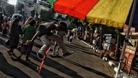 Tak sedikit pula warga yang datang ke Car Free Day untuk bermain skate board.