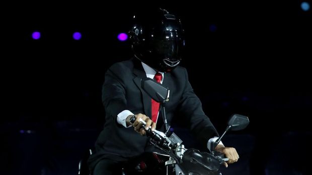 Presiden Jokowi melakukan aksi menunggangi motor datang ke SUGBK pada upacara pembukaan Asian Games 2018. (