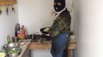 Kocak! Pakai Jas Hujan hingga Helm, Begini Jadinya Kalau Cowok Masak
