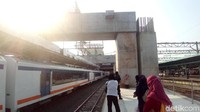 Dua tiang beton itu berada di Peron 8 Stasiun Manggarai (Foto: Matius Alfons/detikcom)