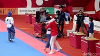 Defia tak mampu membendung rasa haru dan bangganya usai menjadi juara pertandingan. Ia langsung memeluk sang pelatih.