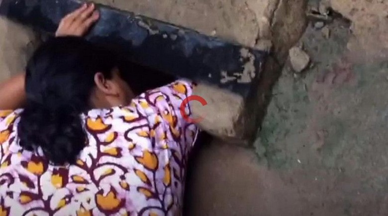 Bayi Baru Lahir di India Ditemukan Terjepit di Saluran Pembuangan Bayi Baru Lahir di India Ditemukan Terjepit di Saluran Pembuangan