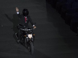 Membandingkan Jokowi Bermoge hingga Ratu Elizabeth Terjun Payung