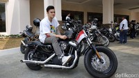 Saat mengawal obor Asian Games, dia diberikan kesempatan menggunakan motor Harley-Davidson Sportster. Motor itu merupakan milik temannya. ucap Rizky. .Foto: Ridwan Arifin