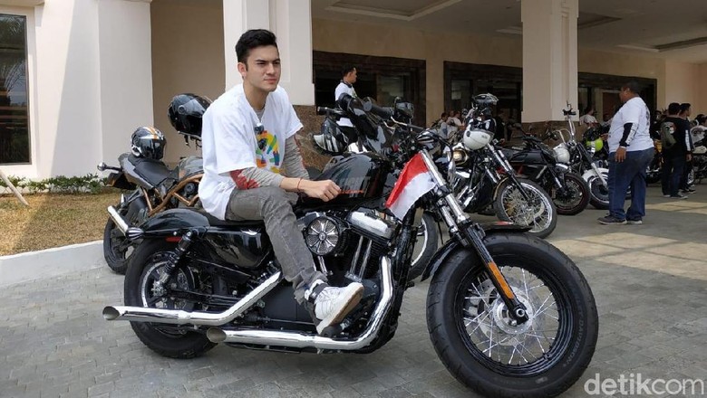 Rizky Nazar dan Harley Sportster Foto: Ridwan Arifin Rizky Nazar dan Harley Sportster Foto: Ridwan Arifin