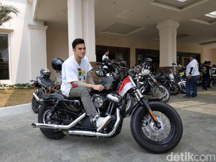 Gaya Rizky Nazar Naik Harley