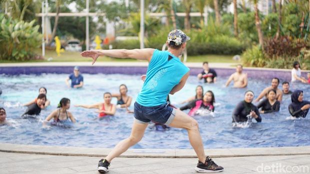Salah satu varian zumba yang dilakukan di air, yakni aqua zumba.