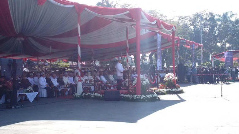 Mengenakan Pakaian Adat, Iriawan Pimpin Apel HUT Ke-73 Jabar Mengenakan Pakaian Adat, Iriawan Pimpin Apel HUT Ke-73 Jabar