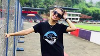 Aktivitasnya di sirkuit Sentul, Bogor. Cek ombak kayaknya sebelum jajal lintasan. Foto: Raya Kitty / Instagram @rayanurfitrird
