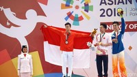 Senyum kemenangan Xavier saat naik ke atas podium.