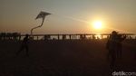 Foto: Saat Layang-layang Hiasi Langit Pantai di Makassar