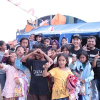 Senyum semringah menghiasi wajah anak-anak pengungsian gempa Lombok saat berfoto bersama Puteri Indonesia. Well done girls!(Foto: Dok. Yayasan Puteri Indonesia)