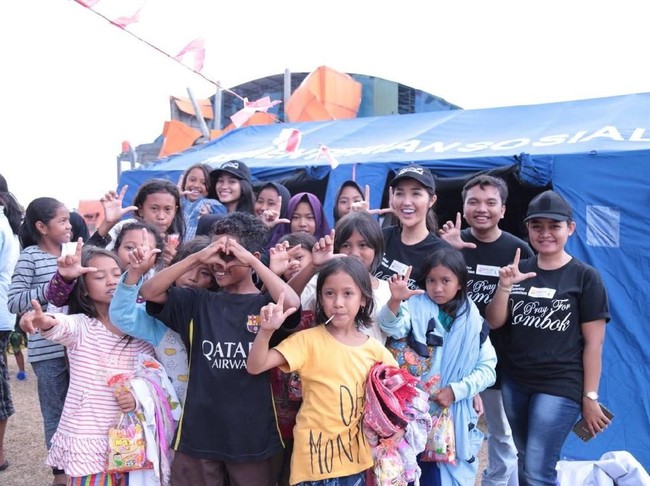 Senyum semringah menghiasi wajah anak-anak pengungsian gempa Lombok saat berfoto bersama Puteri Indonesia. Well done girls!(Foto: Dok. Yayasan Puteri Indonesia)